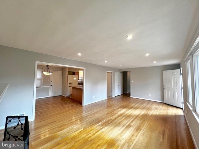 Building Photo - 5719 Rossmore Dr