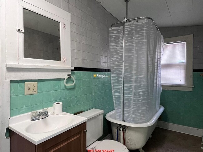Building Photo - Charming 3-Bedroom Home in Menasha, WI with Spacious Layout!