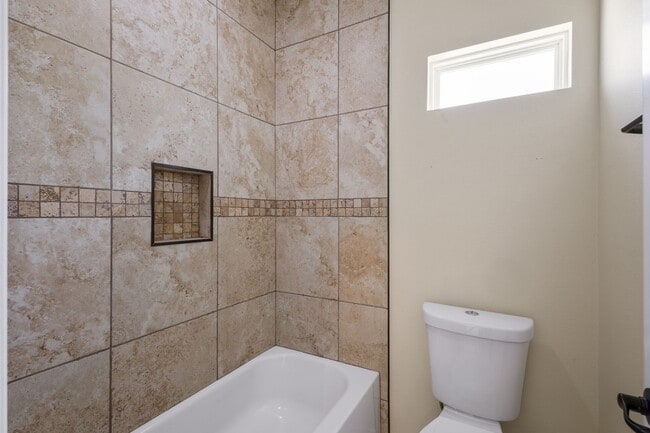 Building Photo - Beautiful House for Lease in Casselberry