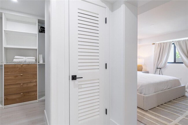 Building Photo - 1420 SW 17th St