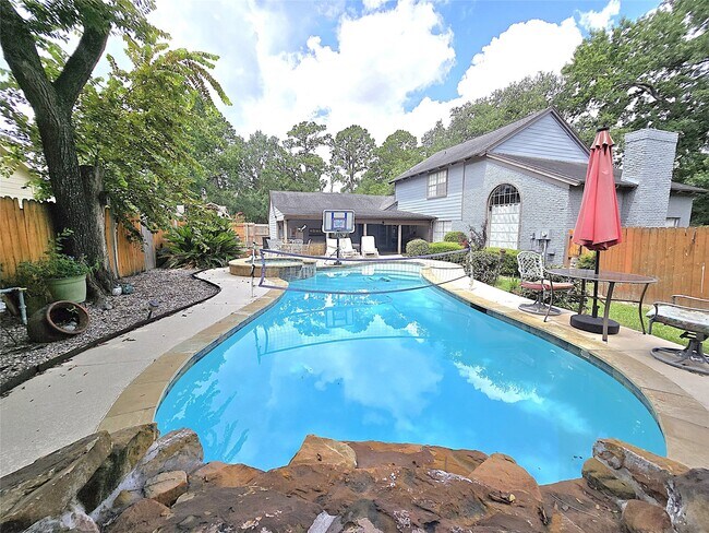 Building Photo - 560 Brandon Rd