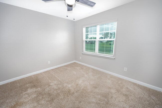 Building Photo - 204 Gillcrest Ct