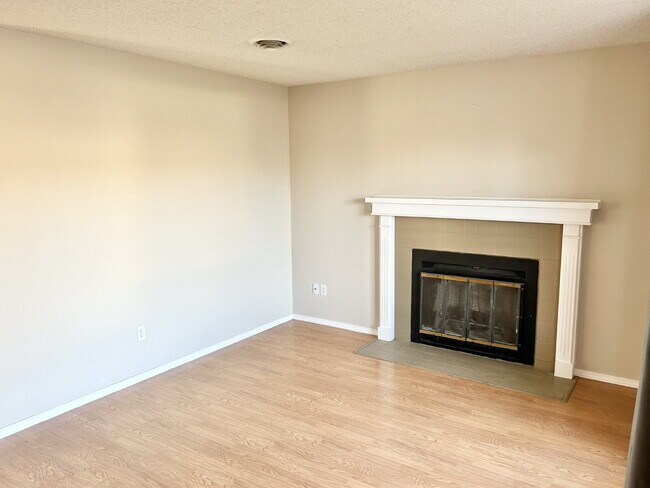 Building Photo - "Charming Home in the Cottonwood Community!"
