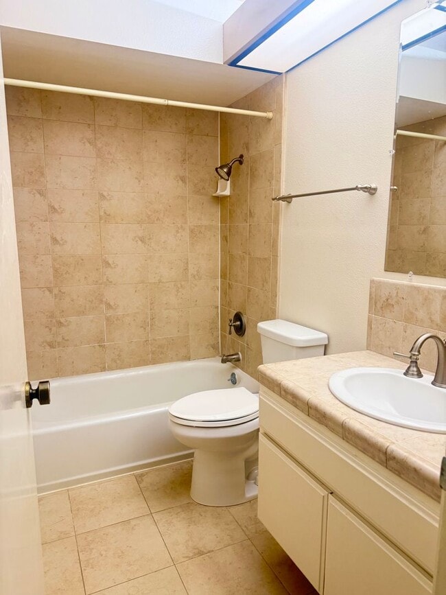 Building Photo - AWESOME 2 BEDROOM 2 BATH CONDO