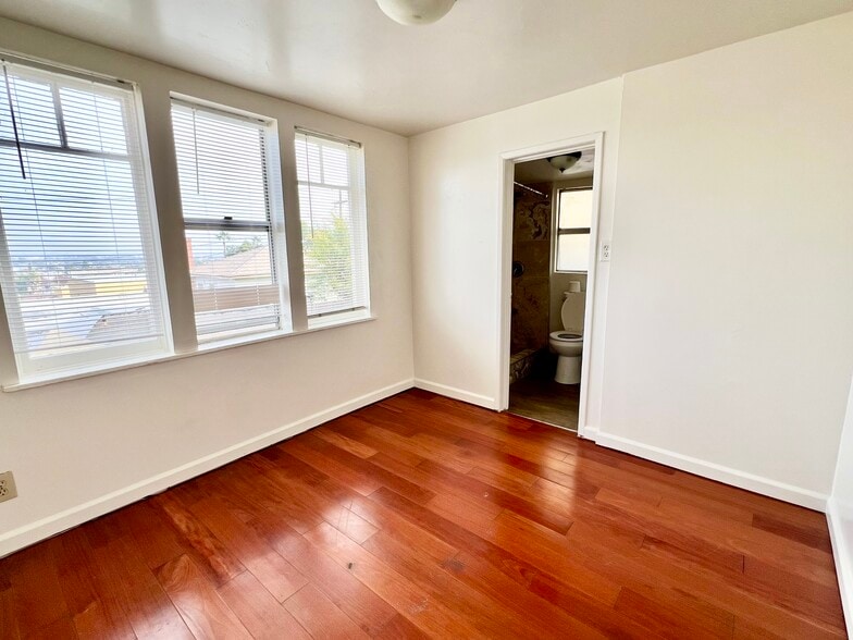 Building Photo - 451 27th St