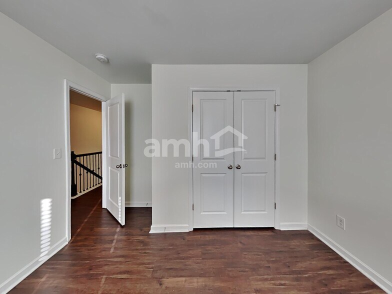 Building Photo - 1522 Balvaird Dr SE