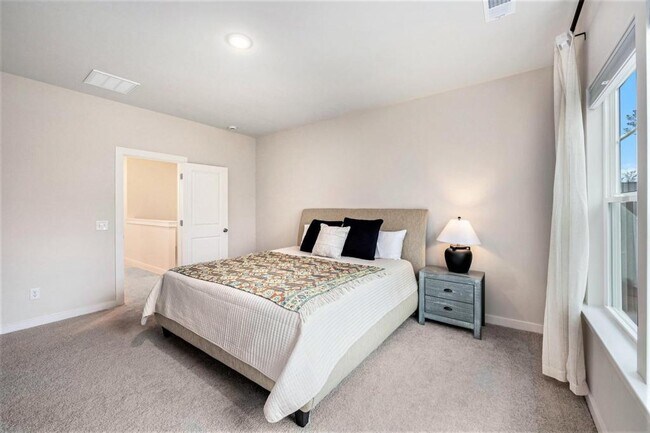 Building Photo - 130 River Landing Dr