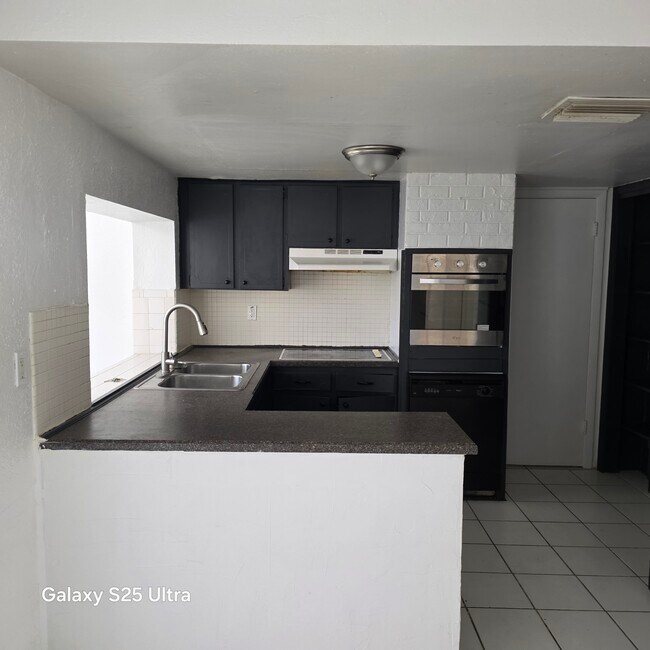 Building Photo - 3302 Bainbridge Dr