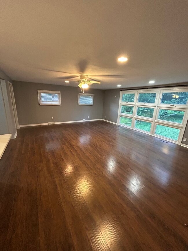 Building Photo - 3 Story Home Available Now Near Campus!