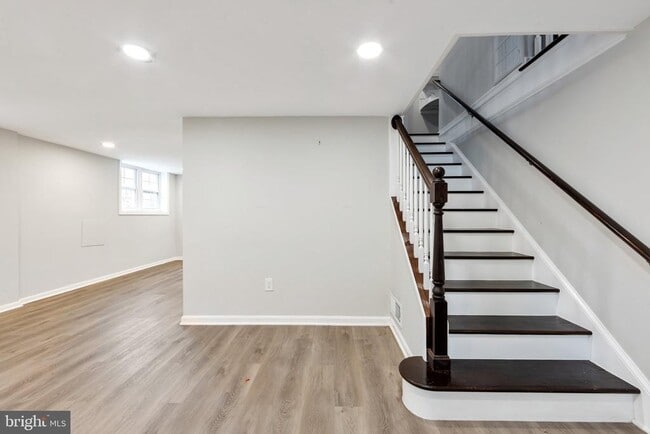 Building Photo - 3825 Larchwood Rd