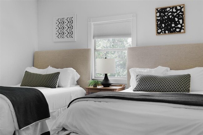 Building Photo - 11505 SW Oaks