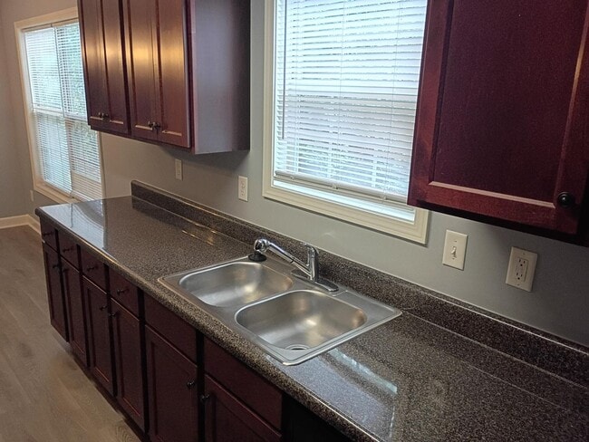 Building Photo - Beautiful Three Bedroom, Two Bathroom Sing...