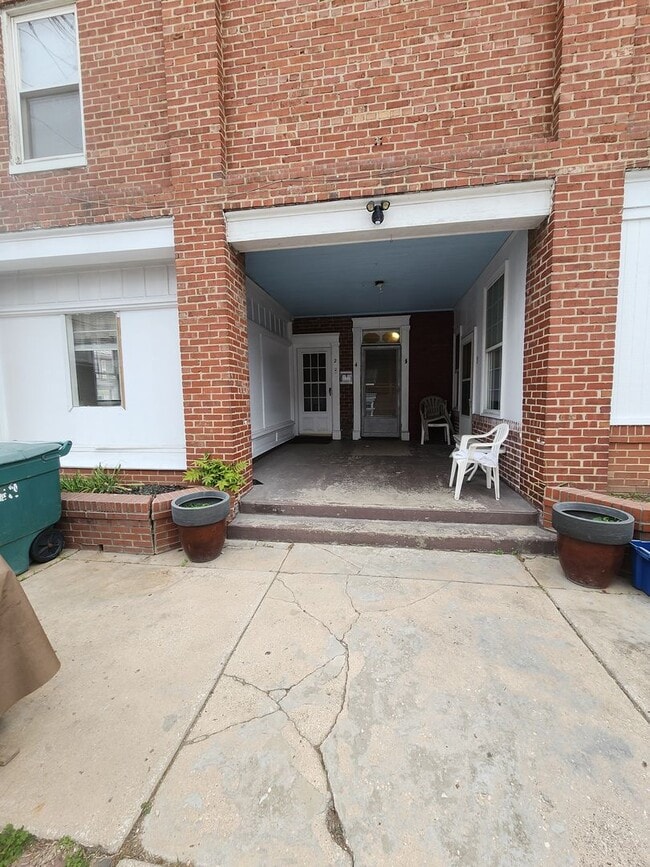 Building Photo - 1 E Elger St