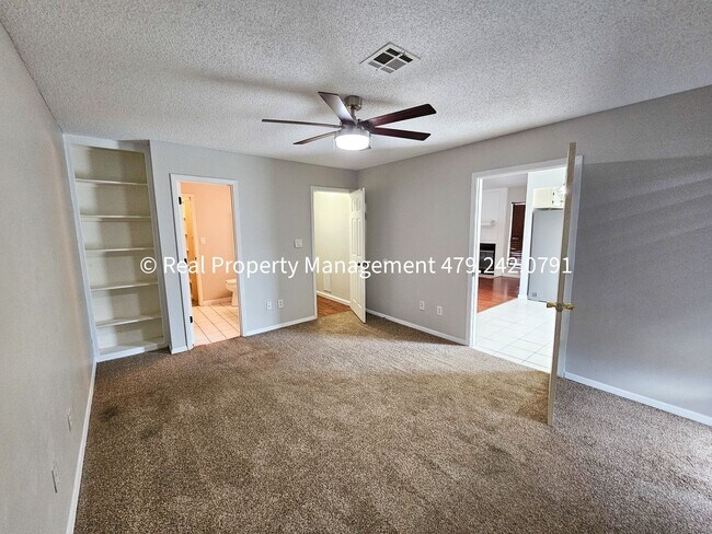 Building Photo - 3 Bedroom Close to Mercy Hospital - Availa...