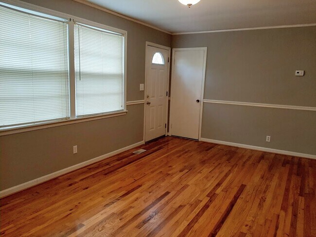 Building Photo - 105 Travis St