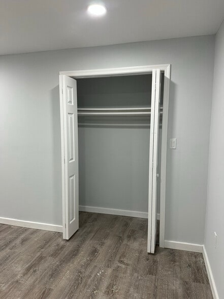 Building Photo - 533 W State St