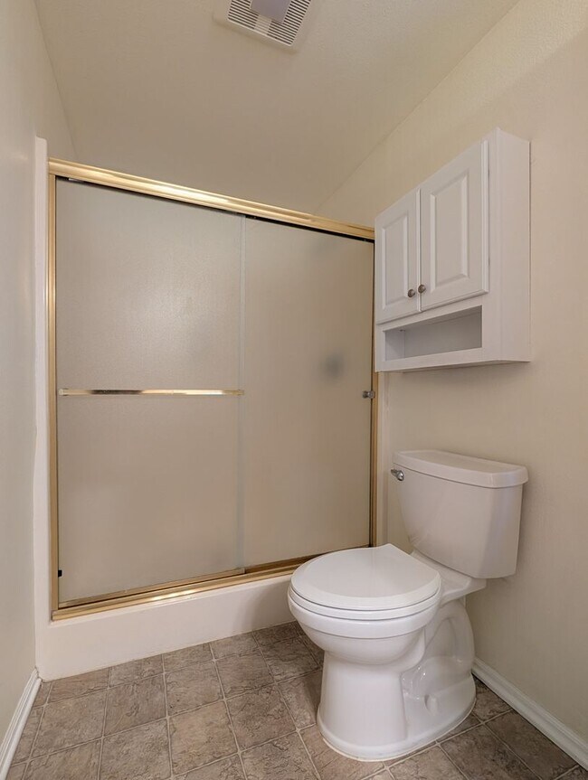 Building Photo - Spacious 3-Bedroom, 2.5-Bath Townhouse Near Churchill In Eugene!