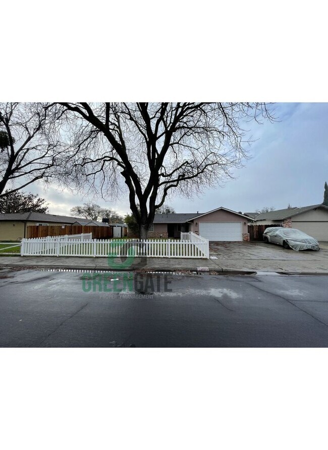 Building Photo - 3 BEDROOM 2.5 BATH MOVE IN READY IN MODESTO!!