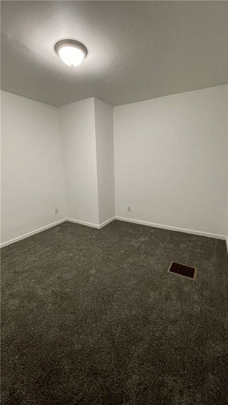 Building Photo - 424 W 7th Ave