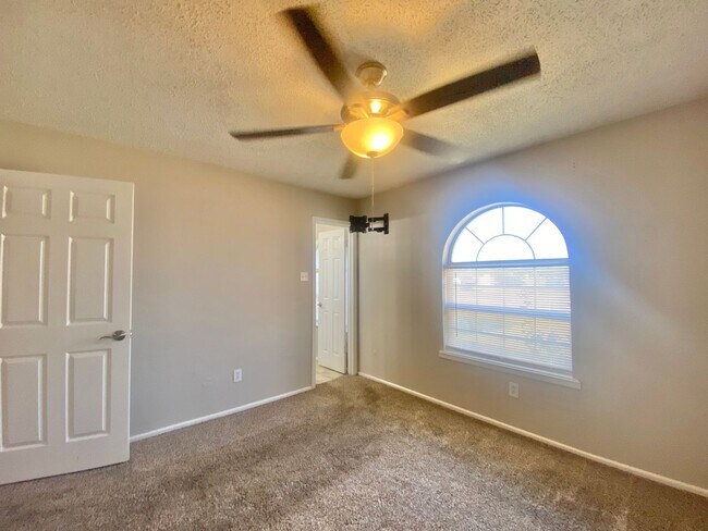 Building Photo - Great 3 bed 2 bath near West Loop 289 and ...
