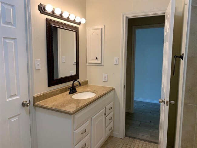 Building Photo - 1817 Saxony Ln