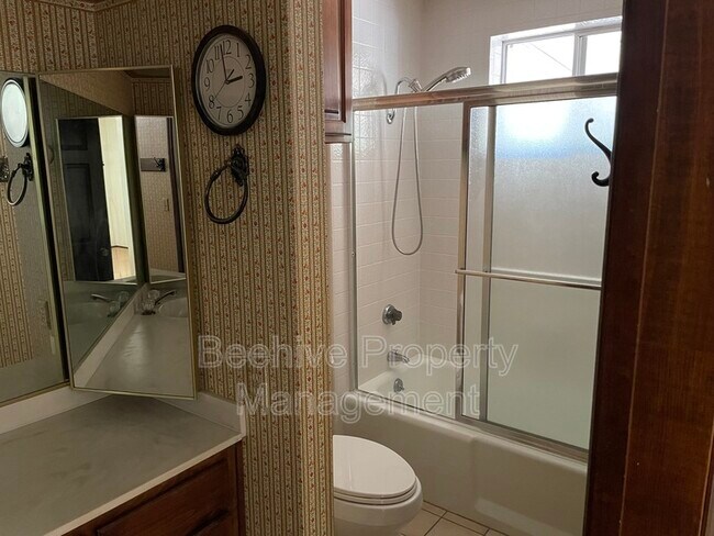 Building Photo - 1420 N Center St