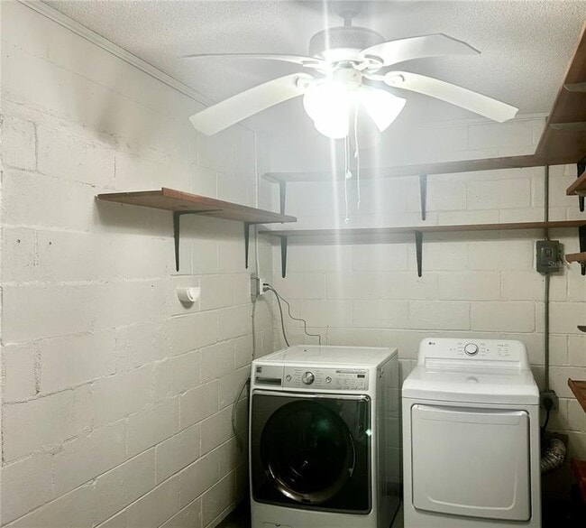 Building Photo - 410 NE 15th Ct