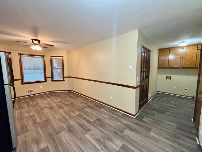 Building Photo - 2021 N Oak Dr