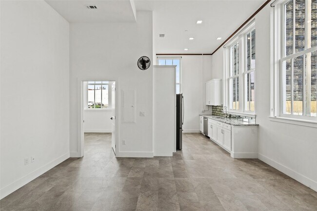 Building Photo - 2102 Mechanic St