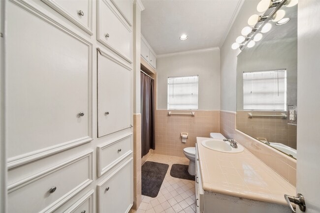Building Photo - 2510 Rosewood St
