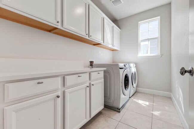 Building Photo - 3 Bed, 3 Bath East Garrison