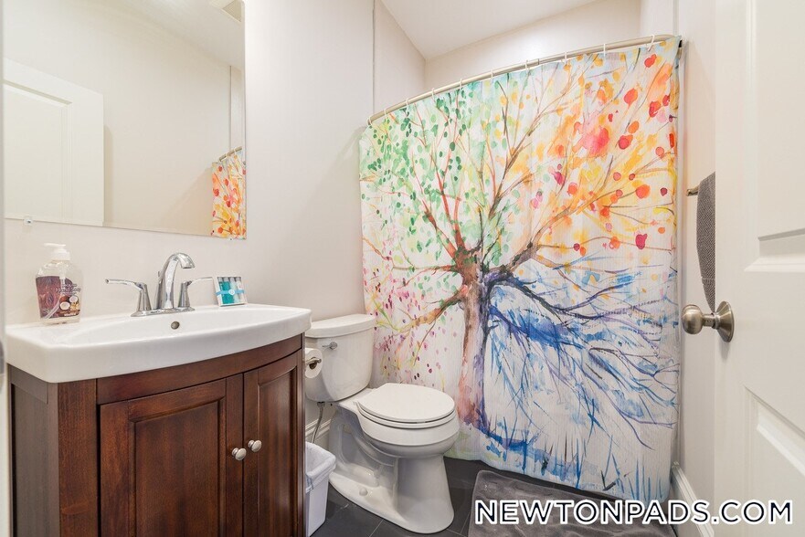 Building Photo - 2044 Beacon St