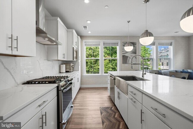Building Photo - 3925 Fair Ridge Dr