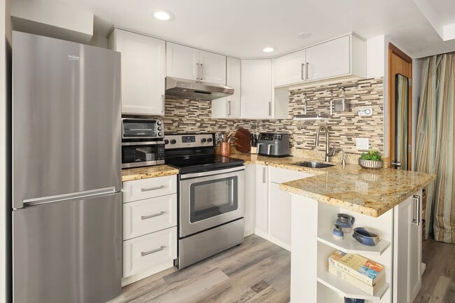 Building Photo - Three Tree Point beach front home - 3+ bedroom & 4.5 bathrooms ready for move in NOW!