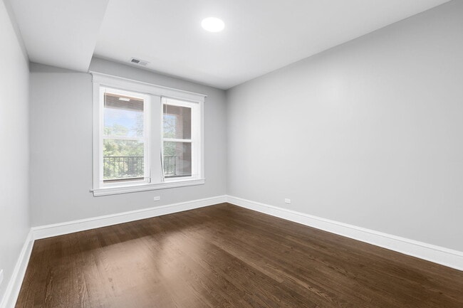 Building Photo - 5724 S King Dr