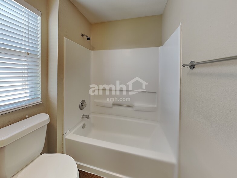 Building Photo - 6013 Midcrown Dr