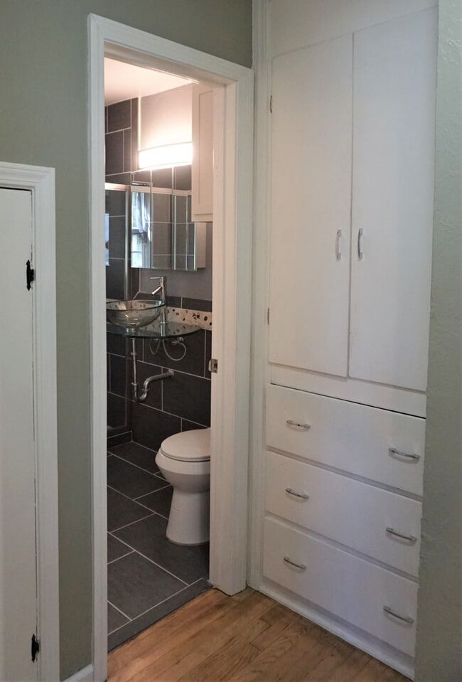 Building Photo - 2 Bed 1 Bath 1 Car Garage in the Village R...