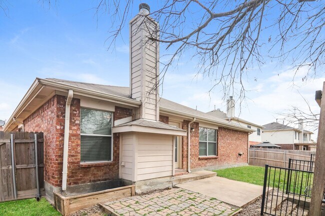 Building Photo - $1895  4 Bed/2 Bath/2 Garage  Ready for Move-in Home in Mustang Creek