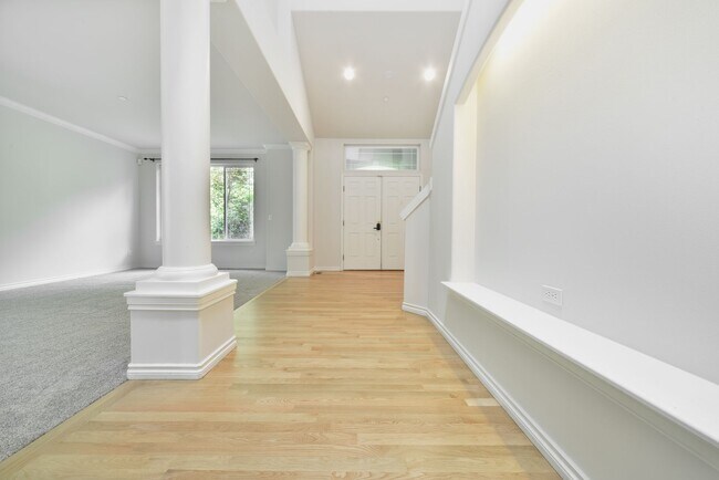 Building Photo - Nice 5 Bed / 2.5 bath house for rent in Kenmore.