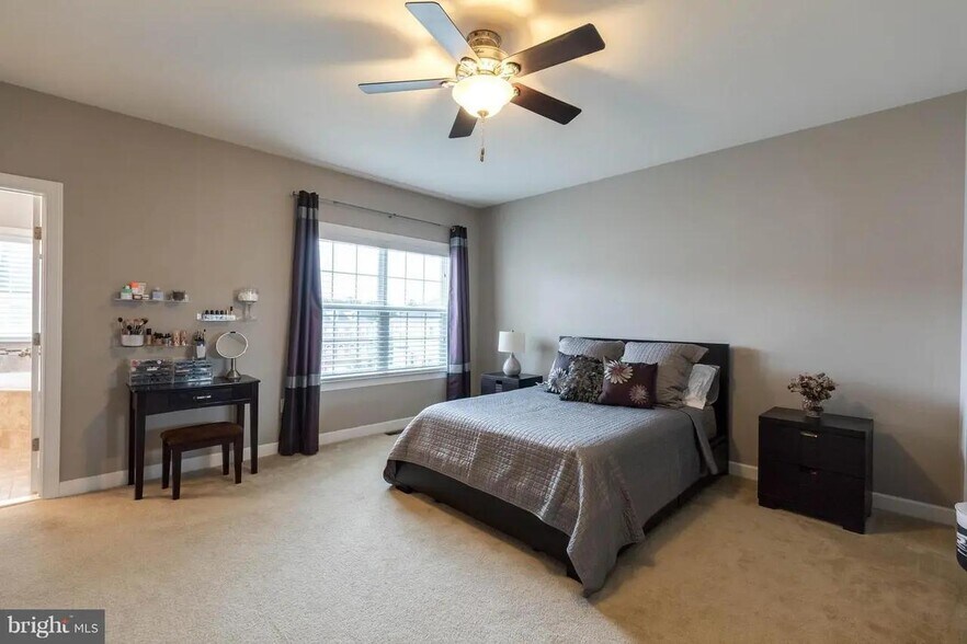 Master Bedroom - 1717 Taymount Ter NE