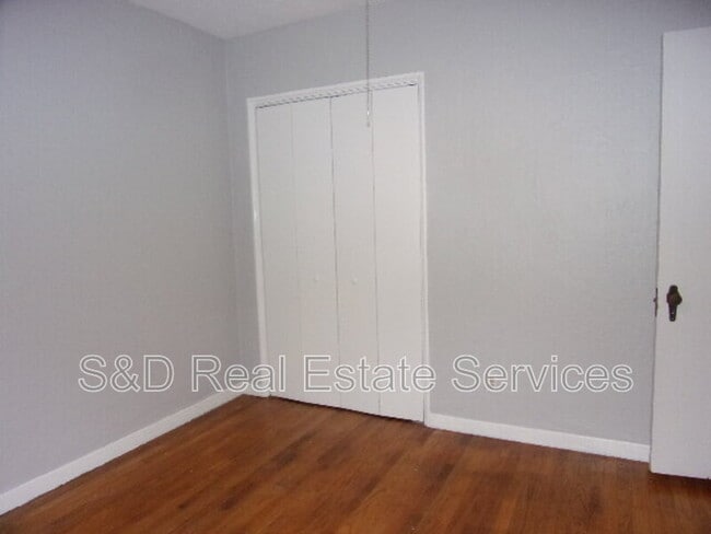 Building Photo - 826 Hollingsworth Rd
