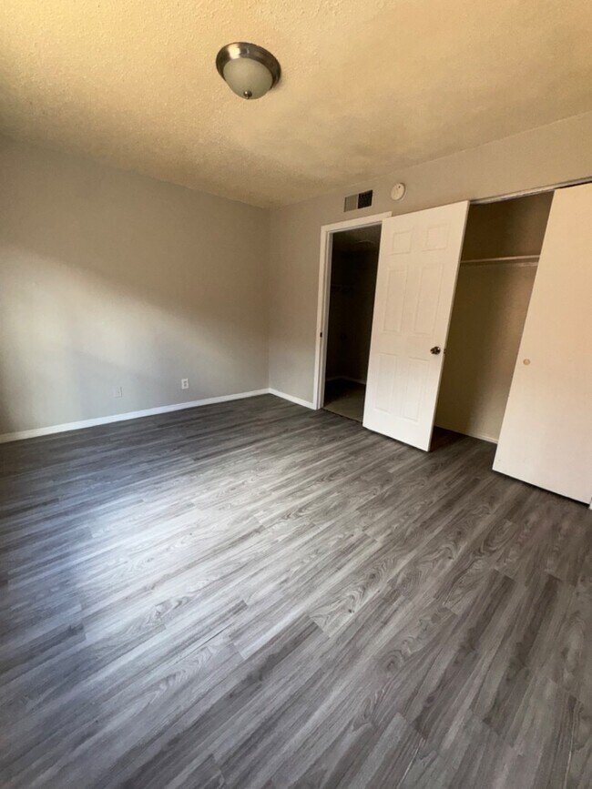 Building Photo - 916 San Pedro Dr SE