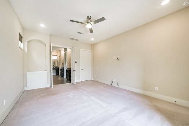 Building Photo - 5425A Hidalgo St