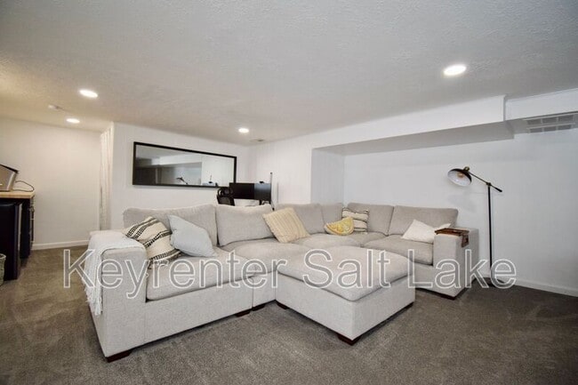 Building Photo - 159 W 2200 S