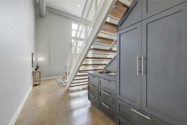 Building Photo - 1601 E Cesar Chavez St