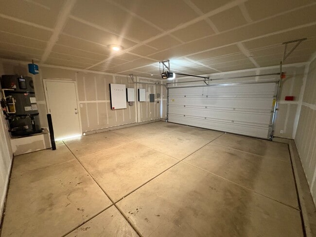 Building Photo - Tulare smart home, DR HORTON built home Available Now! Energy efficient