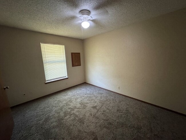 Building Photo - 2 bed, 2 baths and a 2 car garage duplex f...