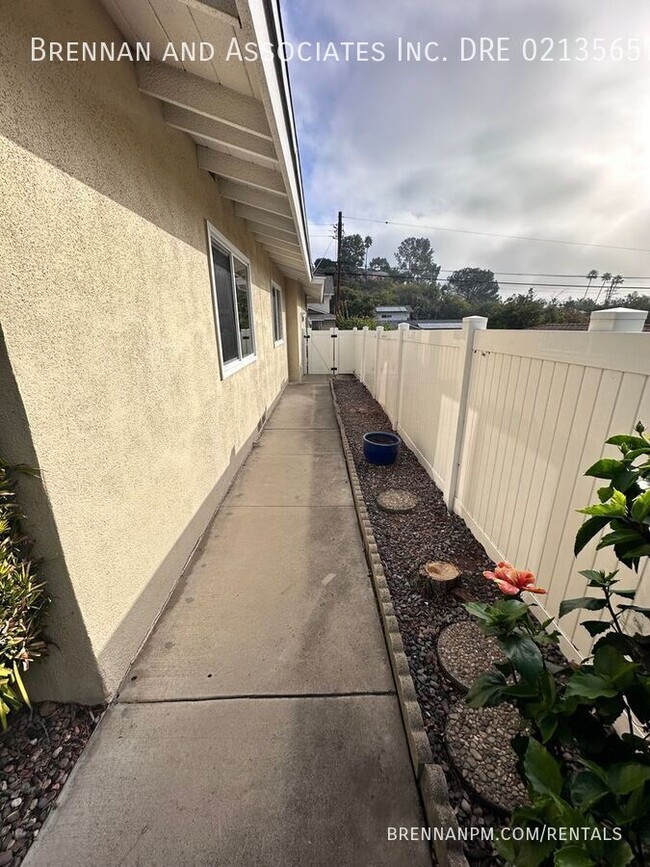 Building Photo - 3 bed 2 bath, Fletcher Hills, View, All Ap...