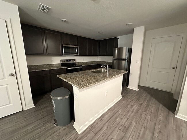 Building Photo - 3BR Townhome in Tavares with Open Floor Plan & Community Playground