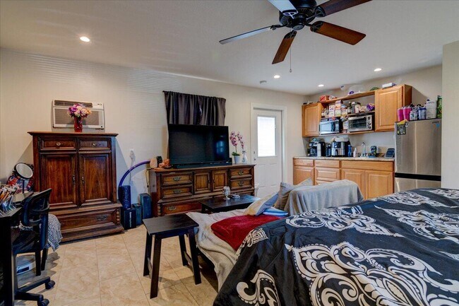 Building Photo - 866 SW 29th Terrace